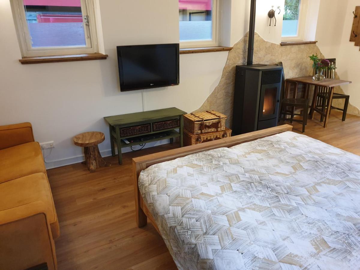 The Walnut Tree Bed & Breakfast Hellevoetsluis Bagian luar foto