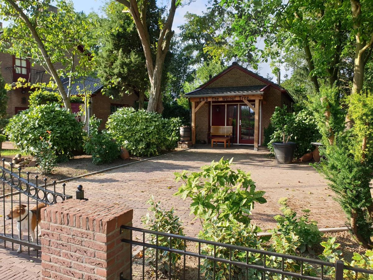 The Walnut Tree Bed & Breakfast Hellevoetsluis Bagian luar foto