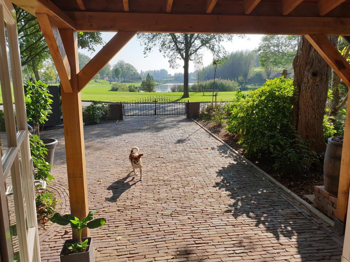The Walnut Tree Bed & Breakfast Hellevoetsluis Bagian luar foto