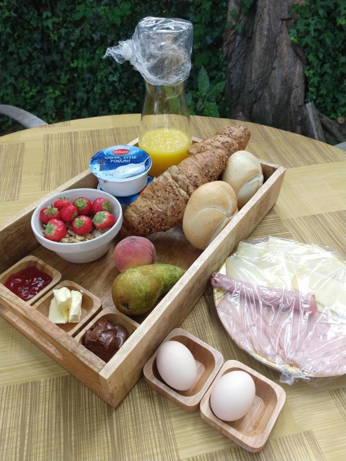 The Walnut Tree Bed & Breakfast Hellevoetsluis Bagian luar foto